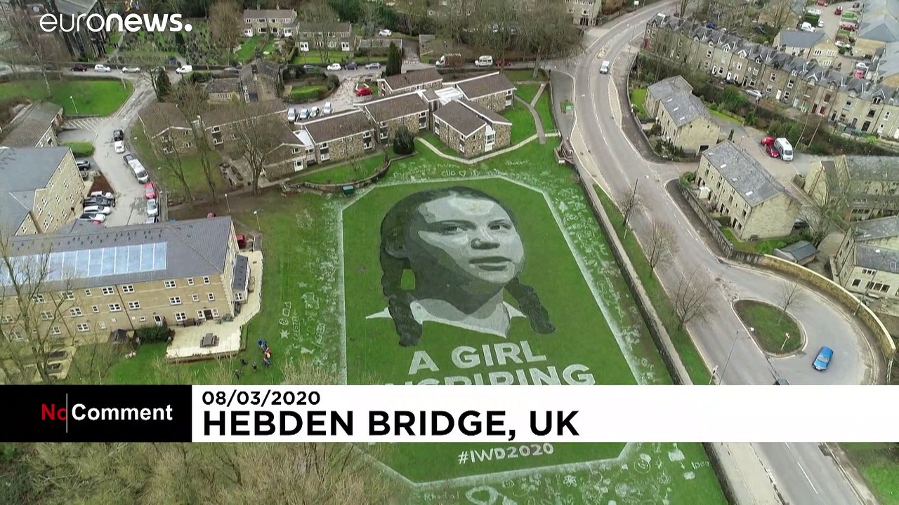 Weltfrauentag: greta-porträt auf schulgelände