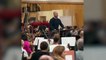 Un chef d'orchestre surpris par ses musiciens pour son anniversaire