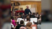 Un chef d'orchestre surpris par ses musiciens pour son anniversaire