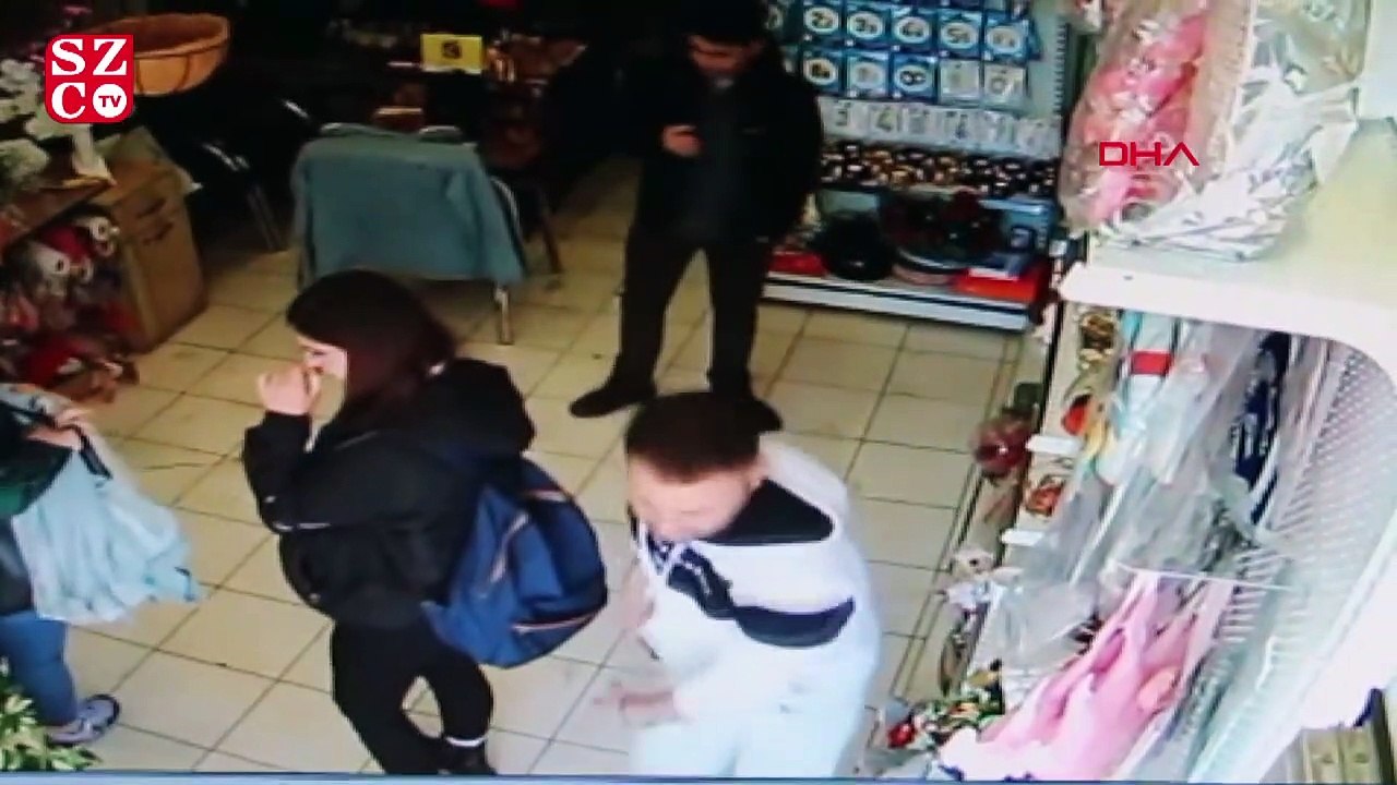 Balkonda silkelenen halının üniversitelinin üzerine düşme anı kamerada