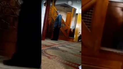 النائب المقبوض عليه في قضية رشوة يقيم الصلاة بأحد المساجد