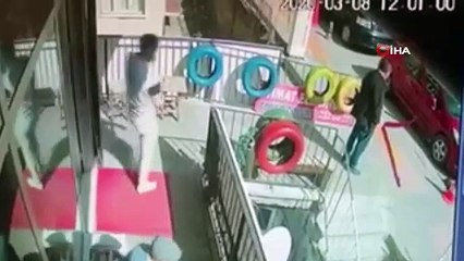 Yolda yürürken üzerine halı düştü