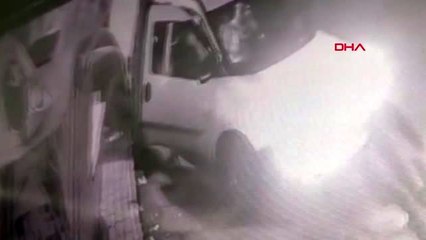 AVCILAR'DA MARKETTE SOYGUN ANI GÜVENLİK KAMERASINDA