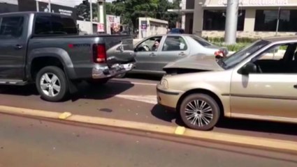 Colisão traseira é registrada na  Avenida Brasil