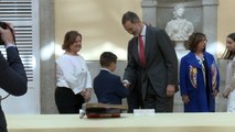 El Rey Felipe acude a un acto con niños marcado por el coronavirus