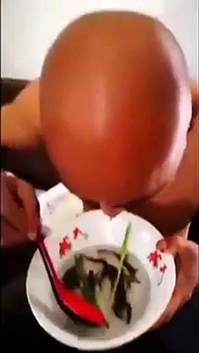 Il déguste des poissons et fruits de mer vivants... Miam