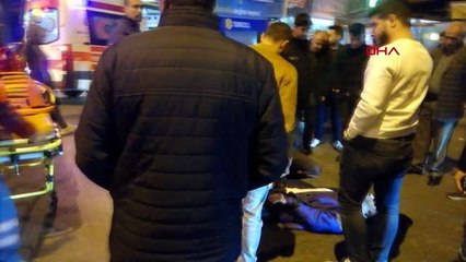 KÜÇÜKÇEKMECE'DE MOTOSİKLET OTOMOBİLE ÇARPTI