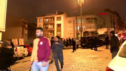 BEYOĞLU'NDA BİR AY ÖNCE BOŞALTILAN BİNANIN ÇATI KATINDA YANGIN ÇIKTI