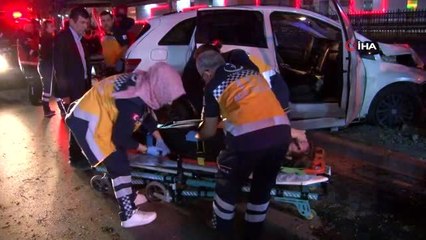 Kontrolden çıkan araç ağaca çarptı: 3 yaralı