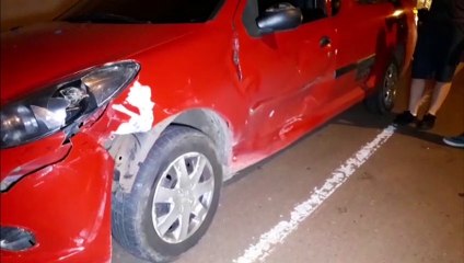 Moto atinge lateral de carro no Centro