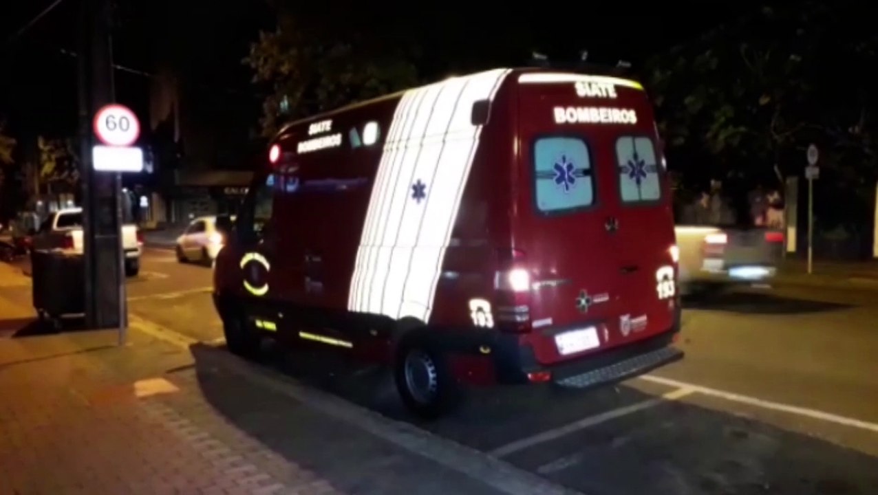 Idosa é socorrida pelo Siate após sofrer queda no interior de apartamento, no Centro