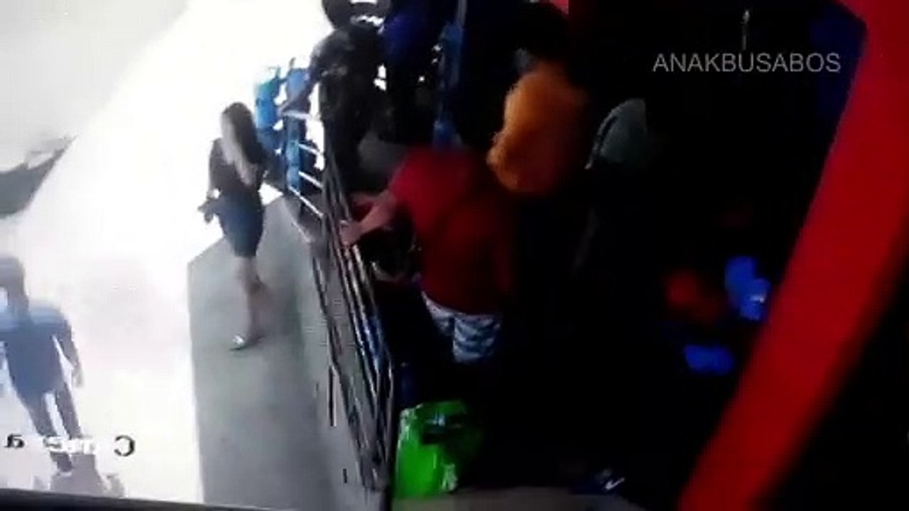 Isang Lalake Literal na Nahulog Dahil sa Babae! | Fail fall