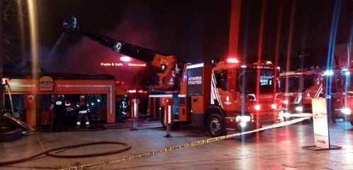 Tarihi Eyüp Meydanındaki kafede çıkan yangın paniğe sebep oldu