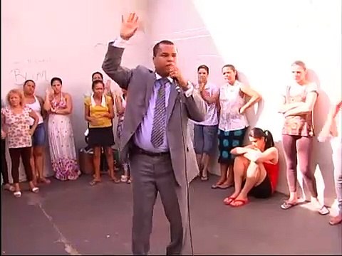 DEMÔNIO BRIGA E TENTA DAR VOADORA EM PASTOR CENAS FORTES