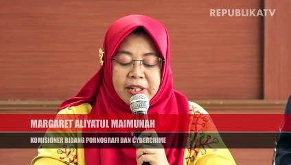 Ketua KPAI Susanto (kanan) dan Wakil Ketua KPAI Rita Pranawati (kiri) memberikan keterangan kepada wartawan saat konferensi pers di Kantor KPAI, Jakarta, Selasa (25/2).