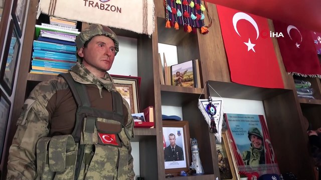 Şehit oğlunun hasretini balmumu heykeli ile gideriyor