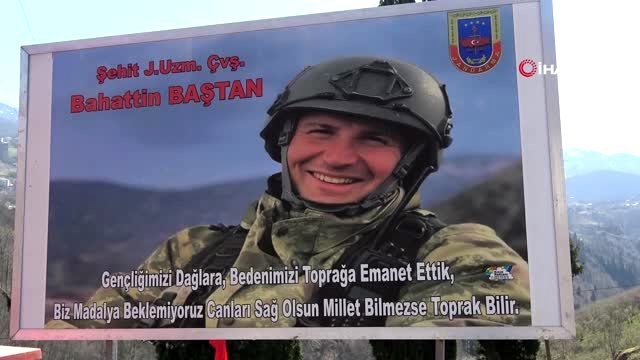 Şehit oğlunun hasretini balmumu heykeli ile gideriyor