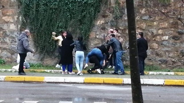Kadından, erkek arkadaşına saldıran şahsa tekmeli müdahale