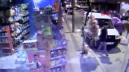 SINIRI GEÇEMEDİ SULTANGAZİ'DE KALÇASINDAN BIÇAKLANDI