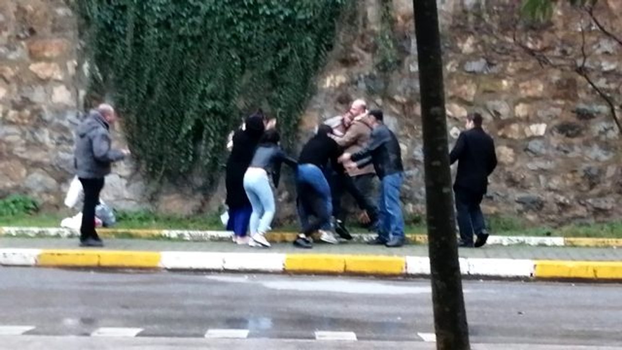 Kadından, erkek arkadaşına saldıran şahsa tekmeli müdahale