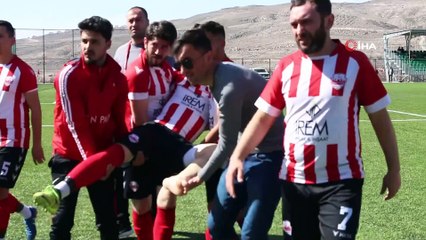 Ayağı kırılan futbolcu, sedye olmadığı için kucakta taşındı