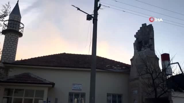 Şiddetli fırtına minareleri devirdi, çatıları uçurdu