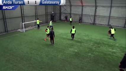 Arda Turan halı sahada maç yaptı