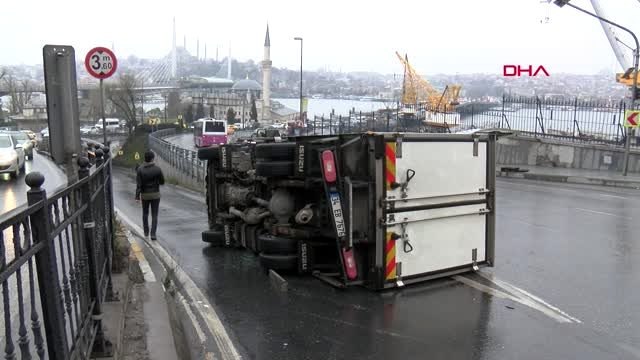 UNKAPANI KÖPRÜSÜ GİRİŞİNDE KAZA; TRAFİK KİLİTLENDİ