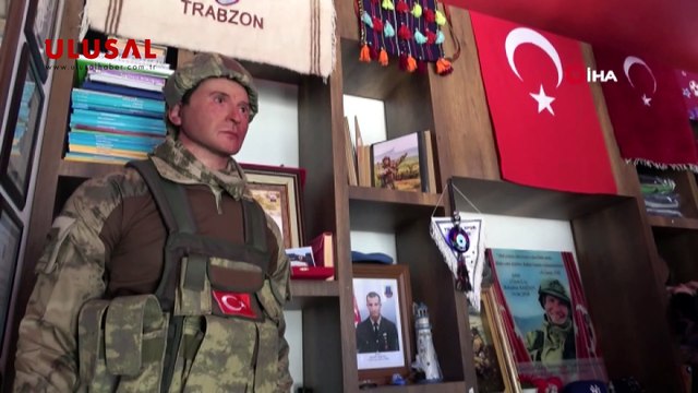 Şehit oğlunun hasretini balmumu heykeli ile gidermeye çalışıyor