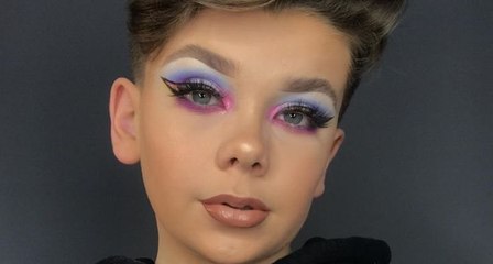 Âgé de 12 ans et autodidacte, e jeune garçon se maquille comme un professionnel