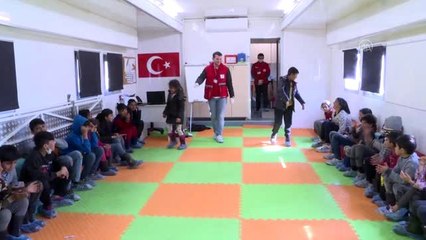 Türkiye sınırdaki sığınmacılara yardım elini uzatıyor