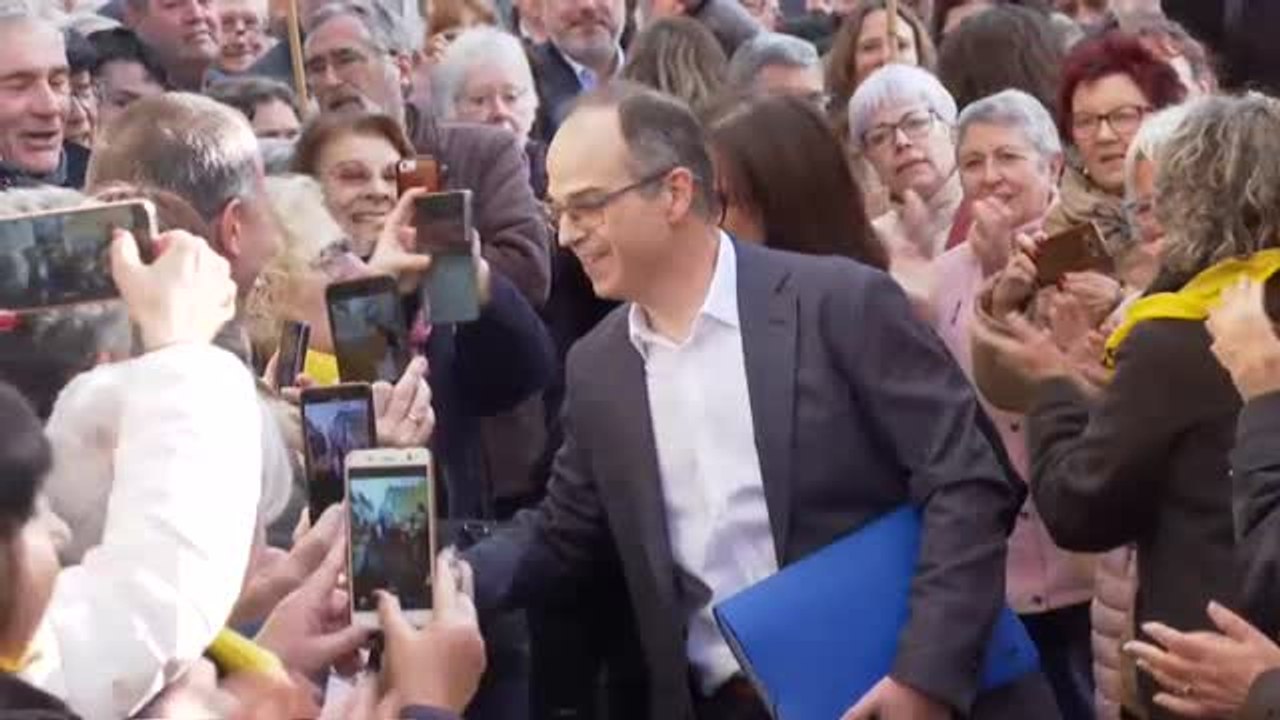 Turull, recibido con besos y abrazos en el trabajo durante su primera salida de prisión