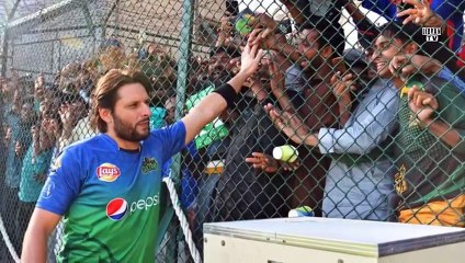 Shahid Afridi-Handed over the trophy to Multan Sultan