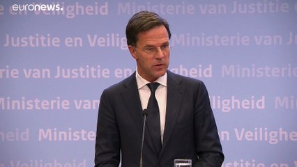 شاهد: رئيس الوزراء الهولندي يدعو المواطنين "تجنب المصافحة" ويصافح بعدها ضيفه