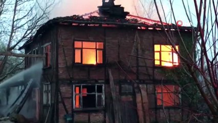 İki katlı ahşap ev alevlere teslim oldu