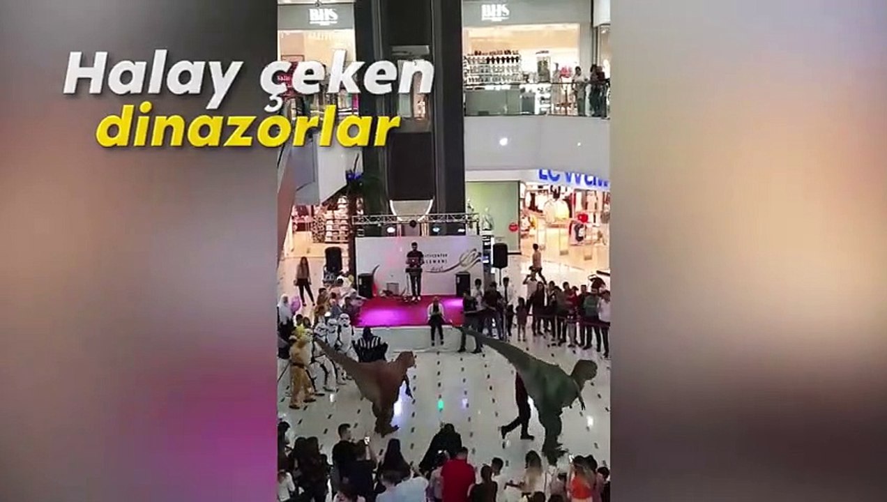 AVM'de halay çeken dinozor ve süper kahramanlar