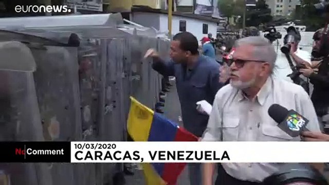 La policía dispersa con gases lacrimógenos una manifestación de Guaidó en Venezuela