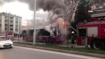 Halk otobüsünde yangın...Yangını dikiz aynasından fark etti, olası faciayı önledi