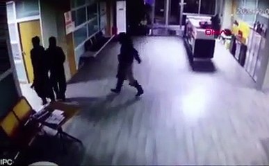 KADIN KIYAFETİ GİYEN SİLAHLI SOYGUNCULAR KAMERADA