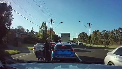 Ce cycliste coupe la route pendant plus de 50 secondes !