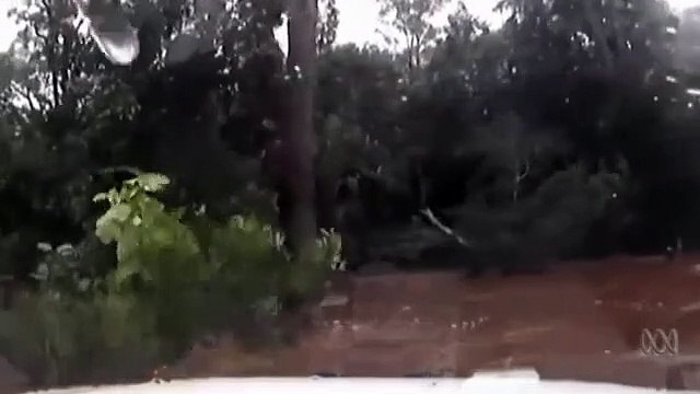 Un conducteur un peu trop optimiste traverse une route inondée... raté