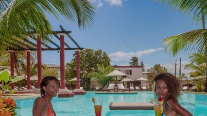 This Treehouse Airbnb in Texas Has a Pool With a Swim-up Bar