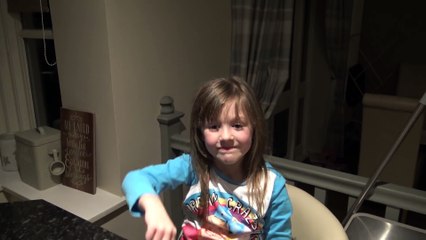 Sophia, Isabella e Alice Jogando o Jogo da Charada Infantil