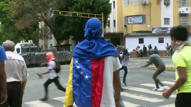 Polícia usa gás lacrimogêneo nos manifestantes
