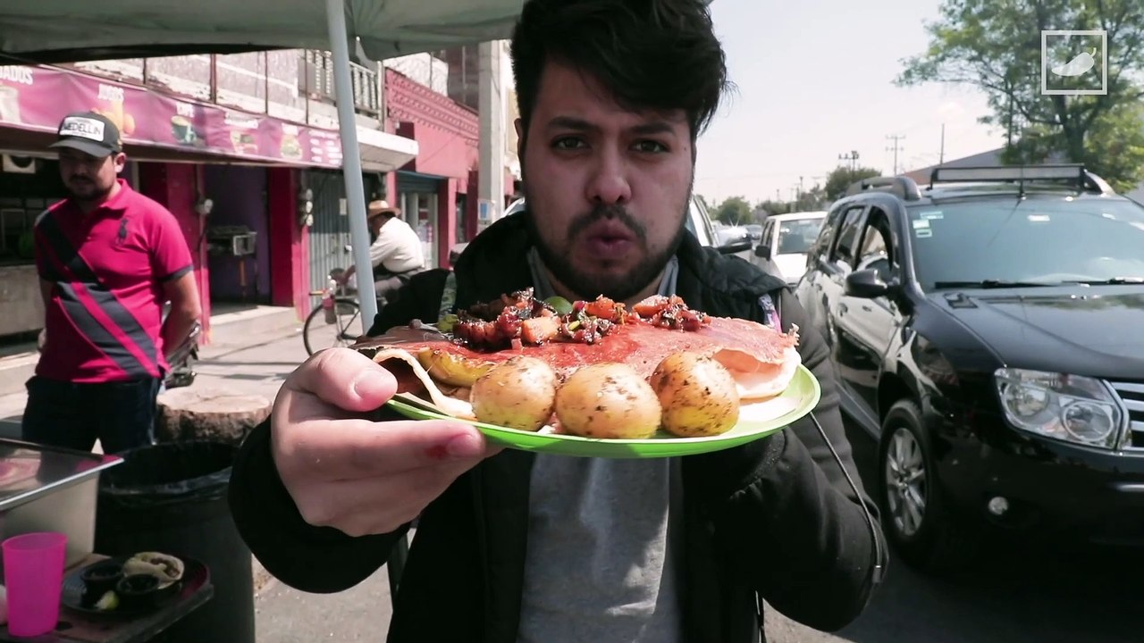 Deliciosos tacos al carbón con todo el guacamole que quieras #GRASABROSO