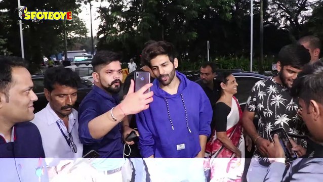 Kartik Aaryan with Family & Kiara Advani Spotted at the Airport
