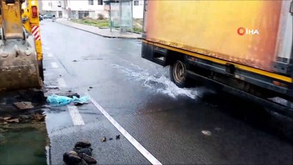 Çalışma sırasında vana patladı, cadde göle döndü