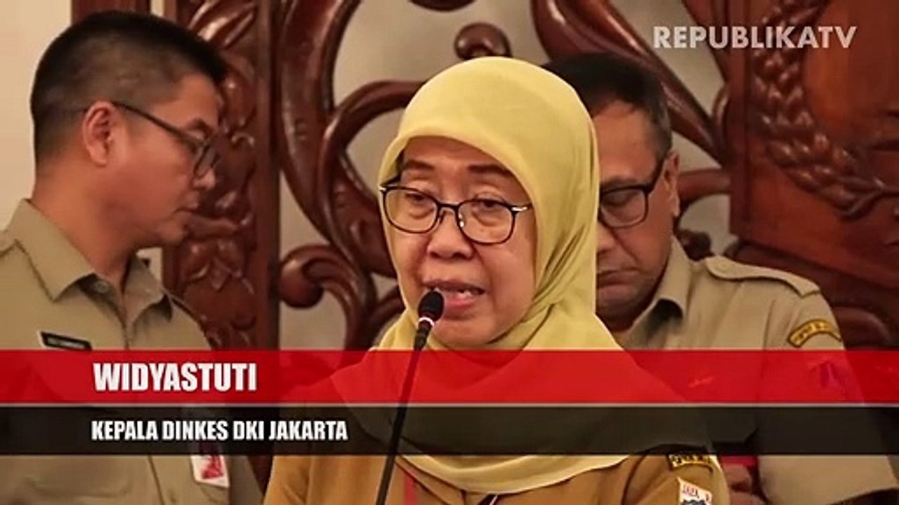 Petugas medis menggunakan pakaian biosafety saat penyuluhan terkait pencegahan dan edukasi infeksi novel coronavirus (2019-nCov) di RSUD Pasar Minggu, Jakarta, Rabu (29/1).