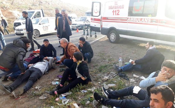 Şanlıurfa'da iki servis aracı çarpıştı: Çok sayıda yaralı var