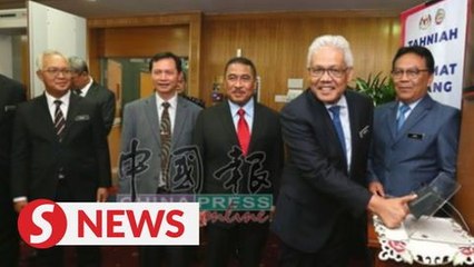 Hamzah Zainudin clocks in as Home Minister; gets down to business